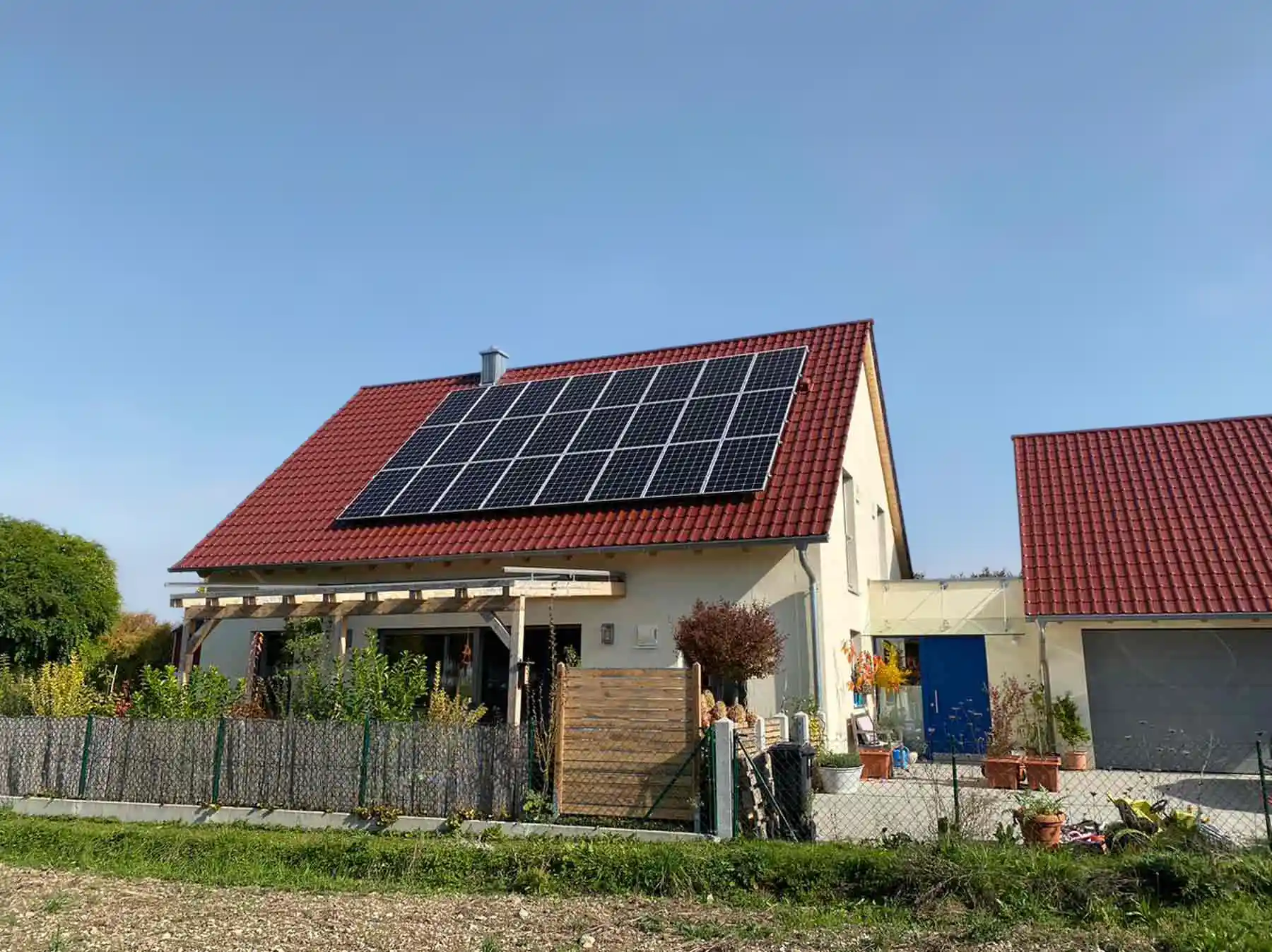 Haus von Ester Karl in Ingolstadt: Die Photovoltaikanlage auf dem Holz-Lehmhaus erzeugt einen Großteil des Stroms, den die vierköpfige Familie braucht