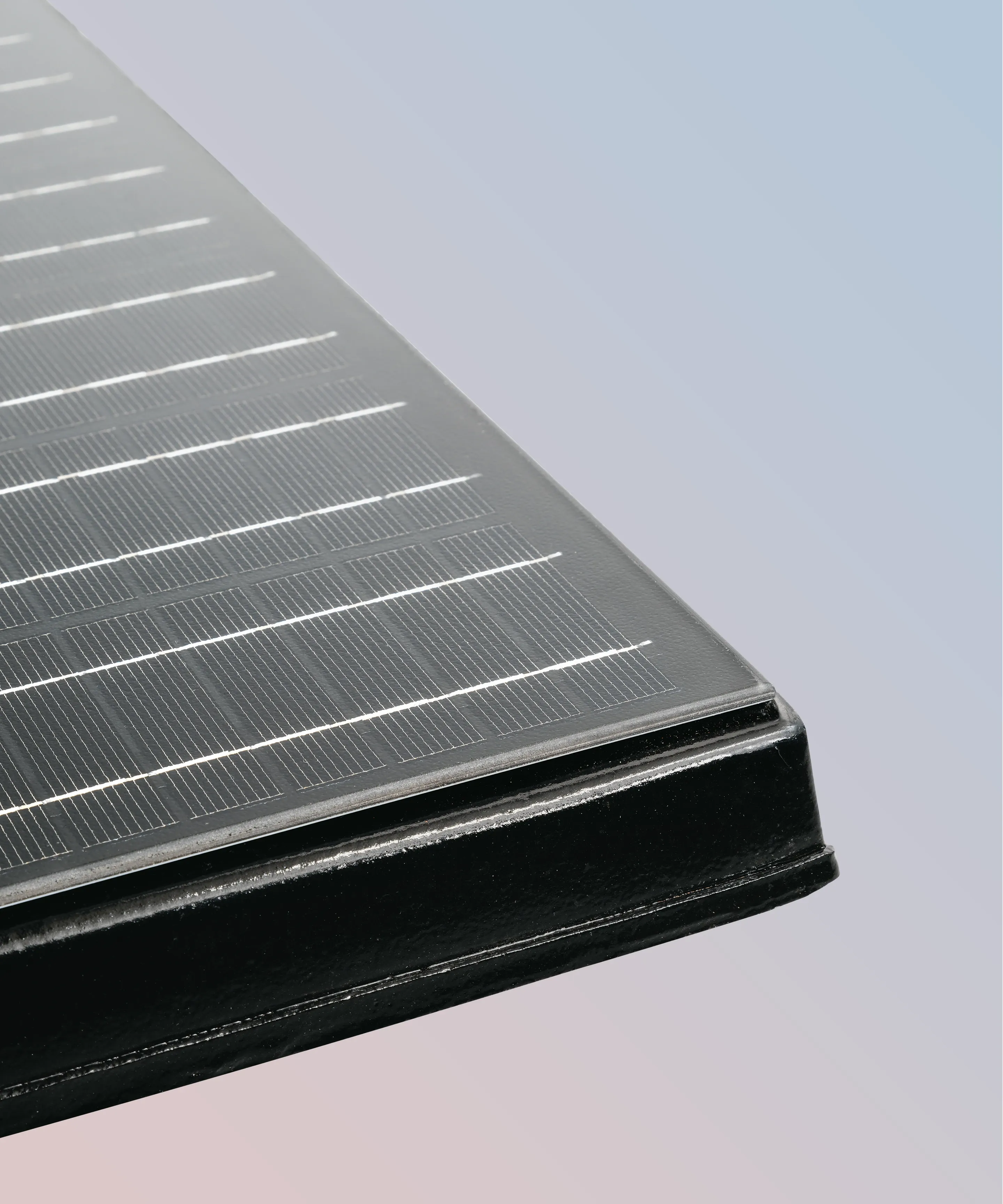 Autarq Solardachziegel in schwarz in einer Detailaufnahme