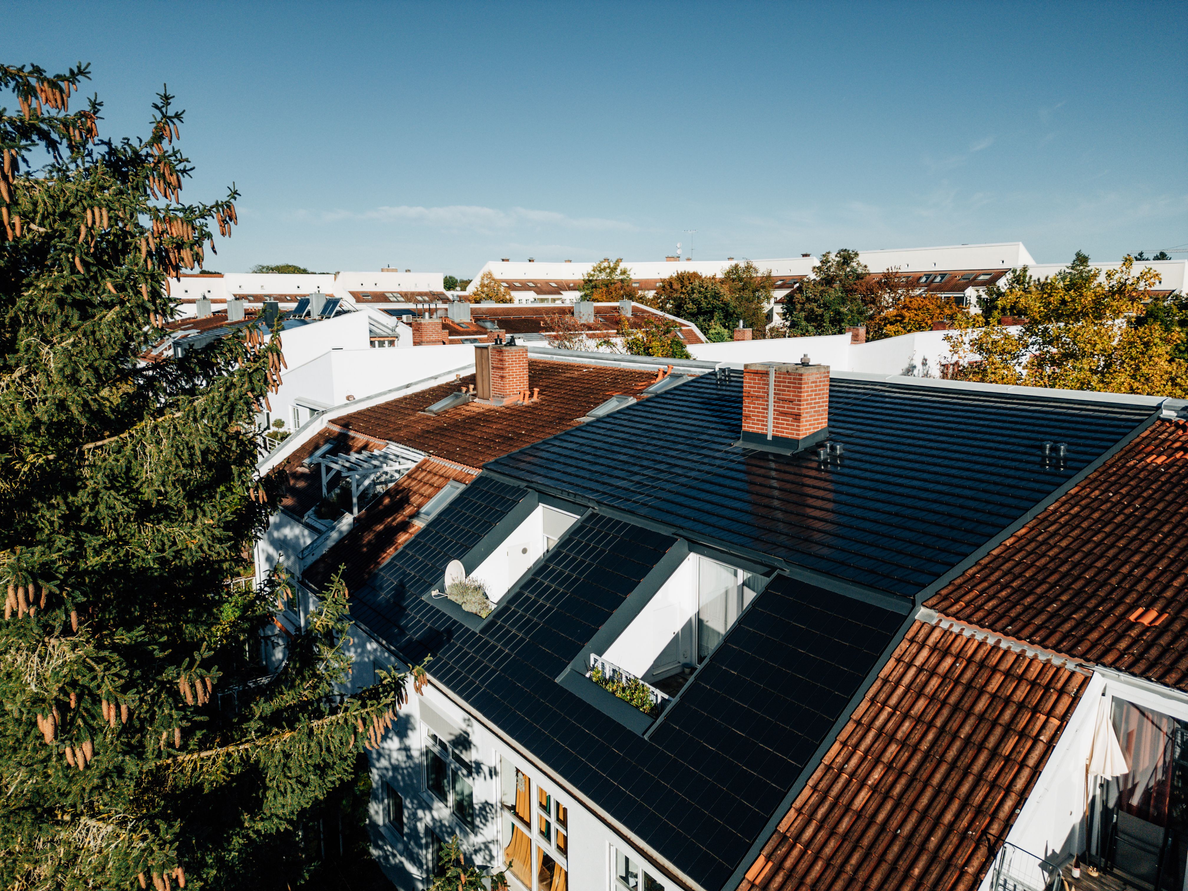 Dach mit schwarzen Solardachziegeln