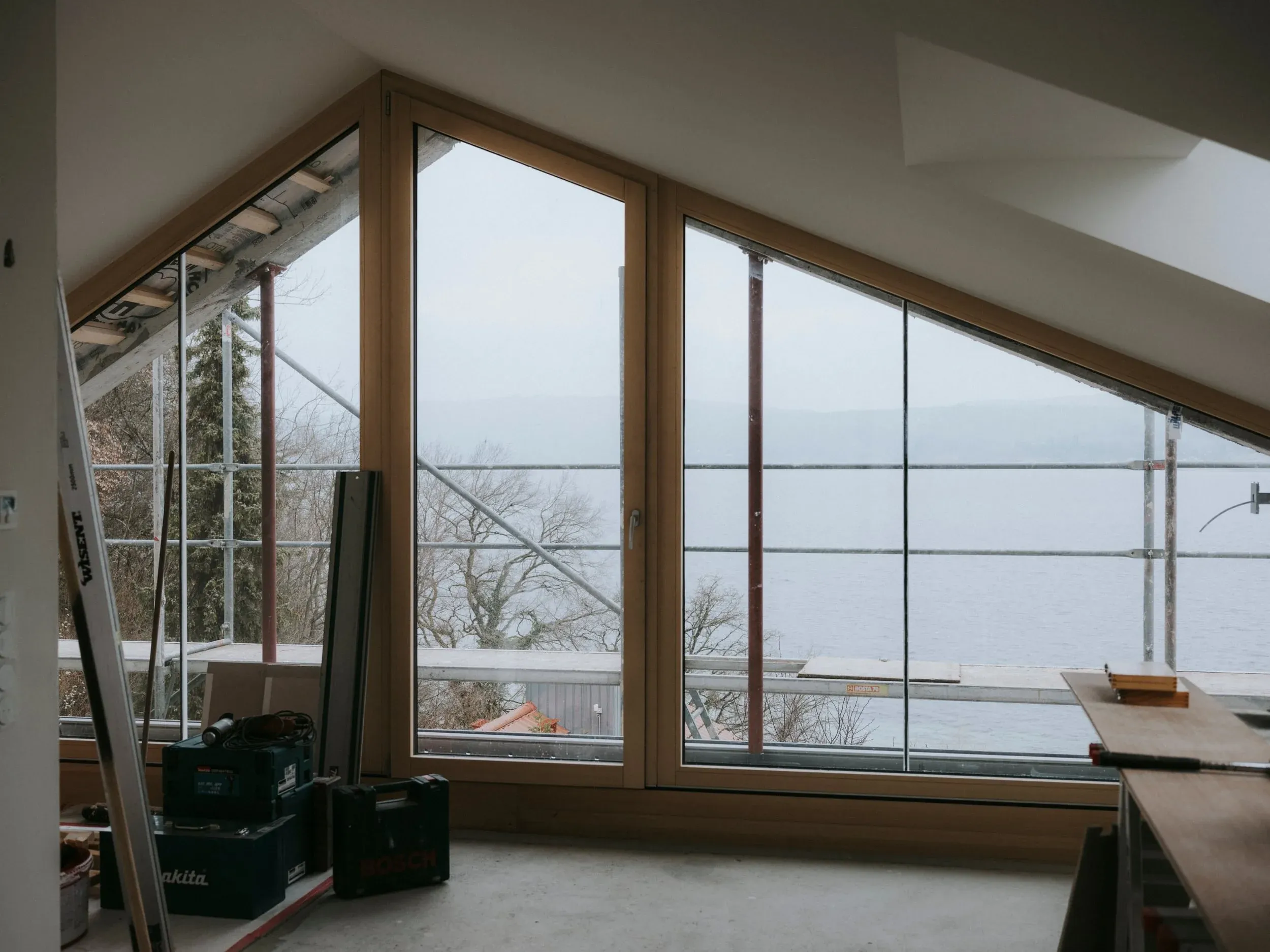 große Fenster auf Baustelle