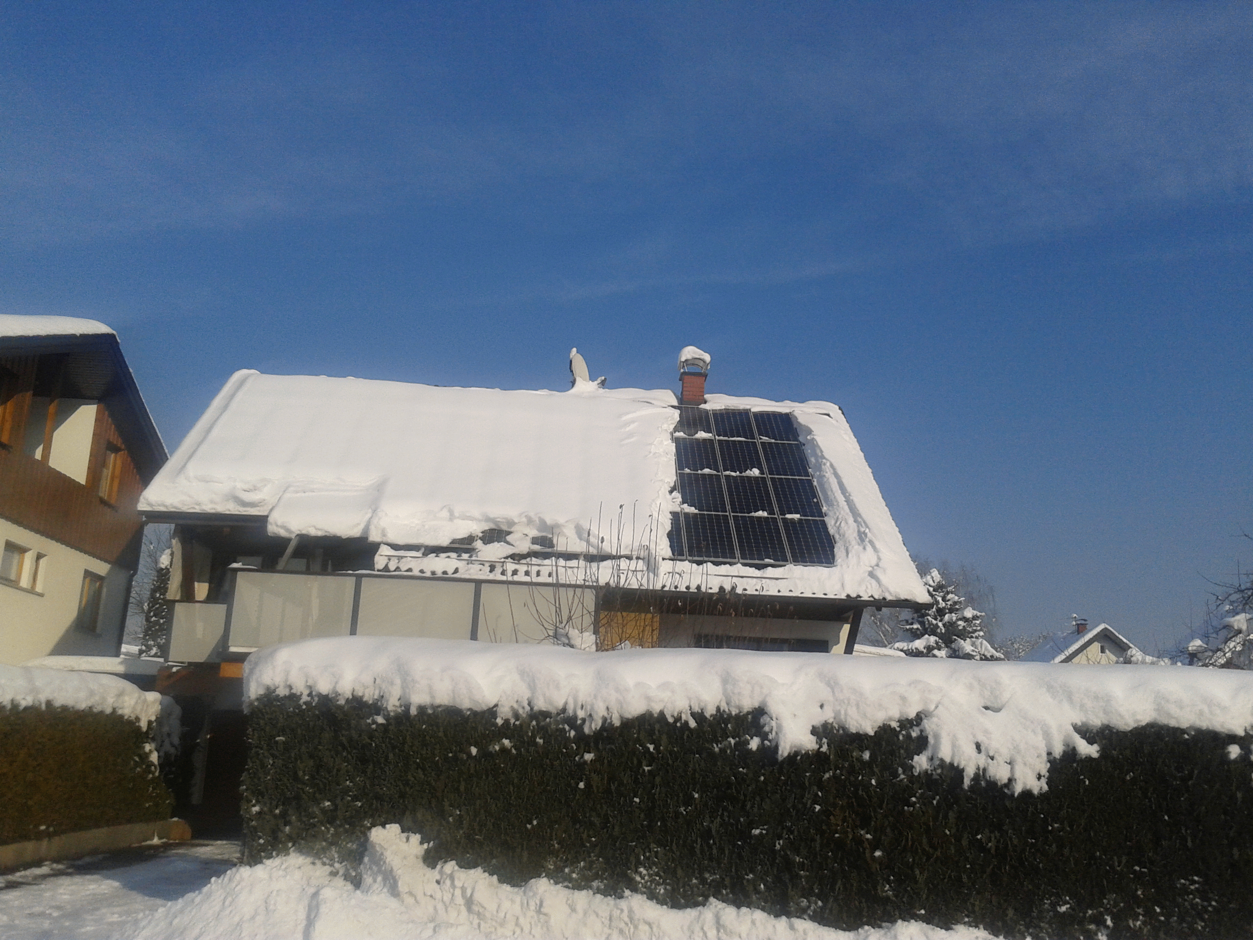 Schneebedeckte Solarmodule