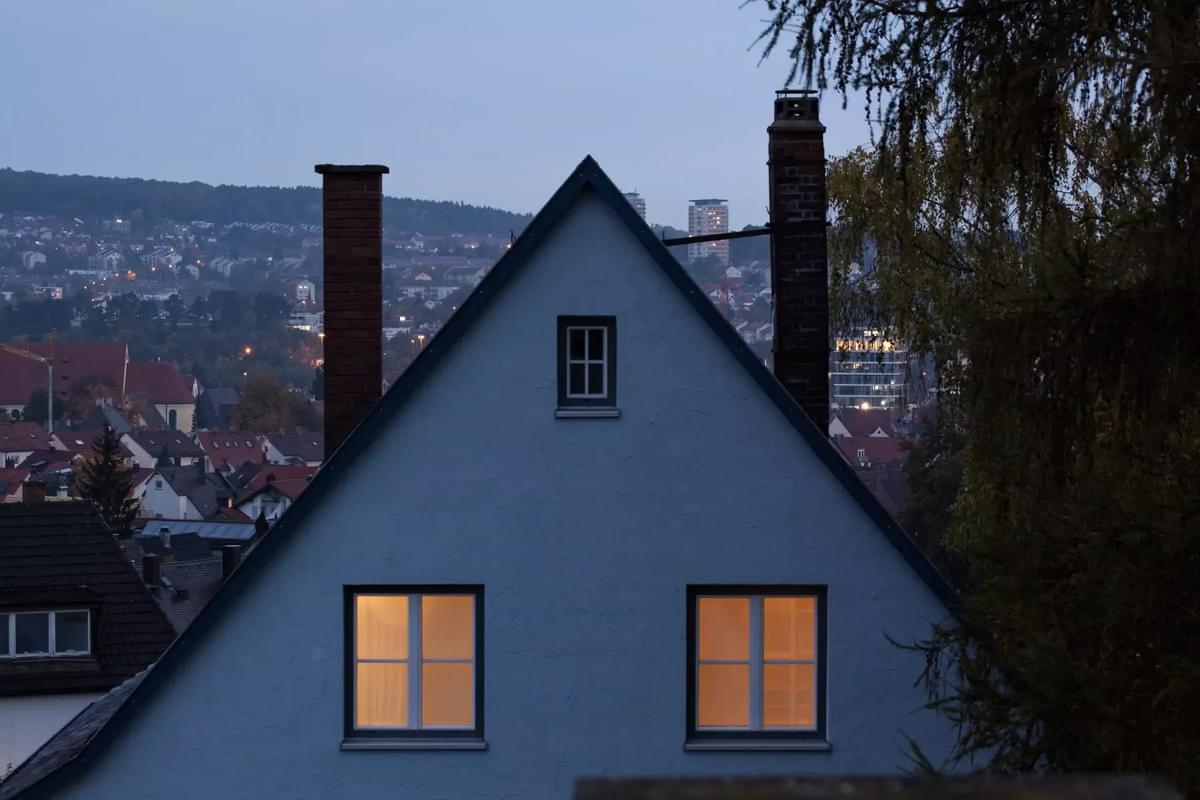 Foto von einer Seitenansicht eines Hauses mit brennenden Lichtern