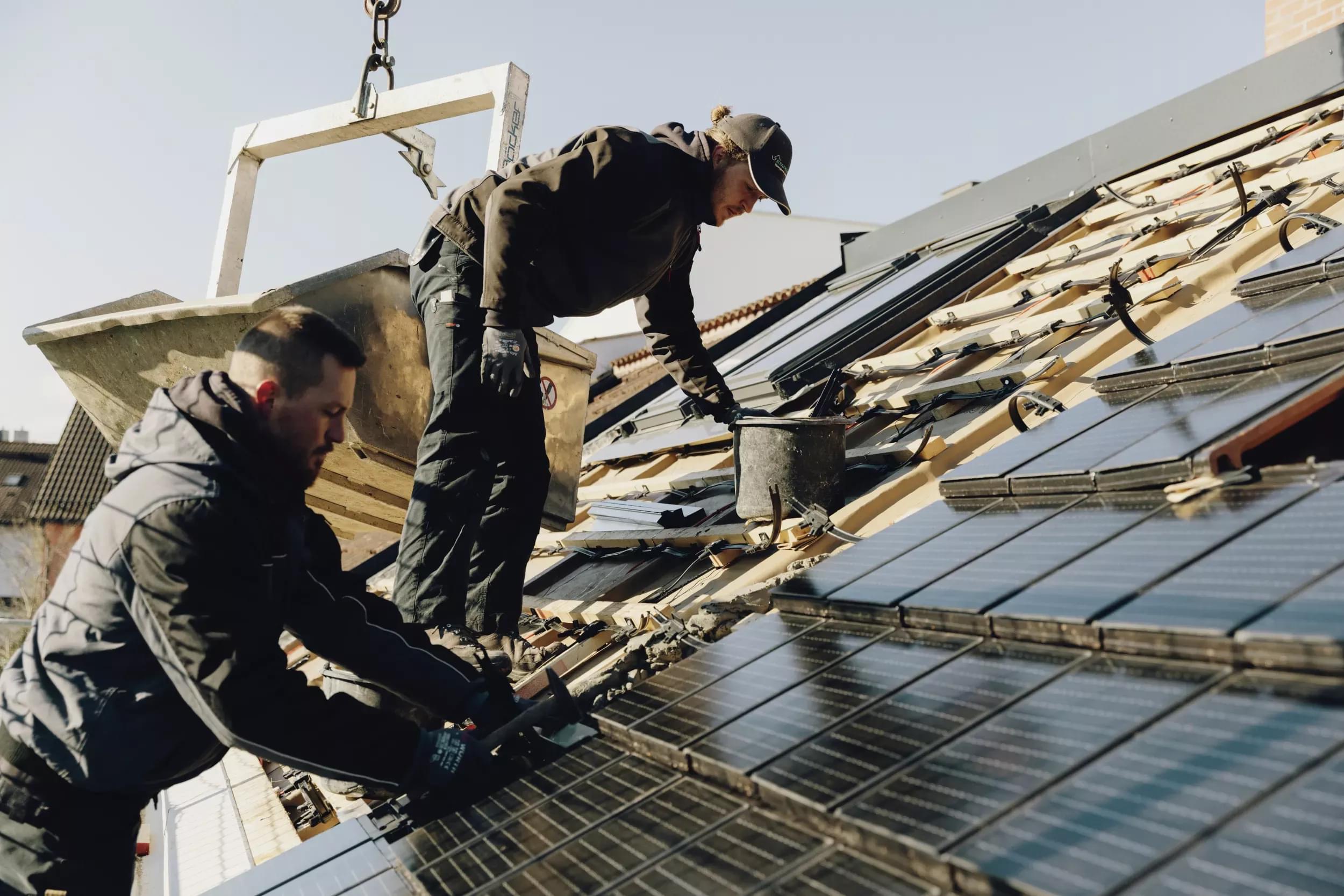 Dachdecker bei PV Montage