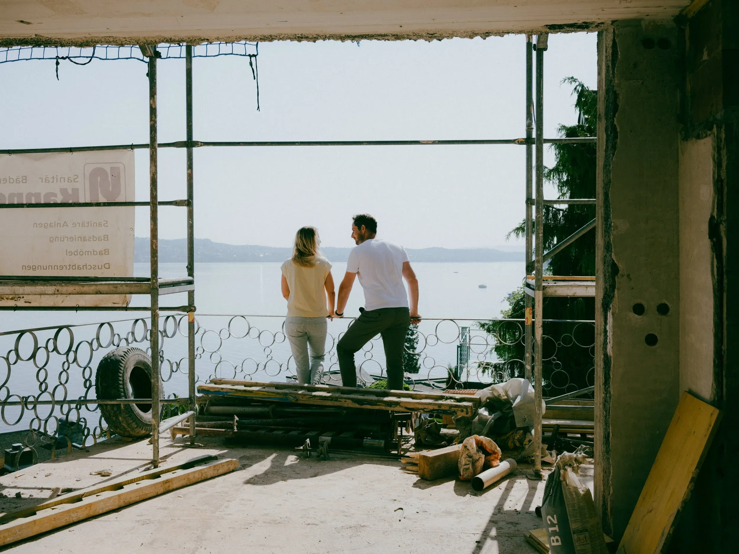 Paar auf Baustelle blickt auf Bodensee