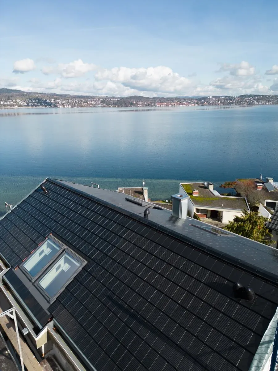 Photovoltaikanlage mit Solardachziegeln von Autarq aus der Vogelperspektive