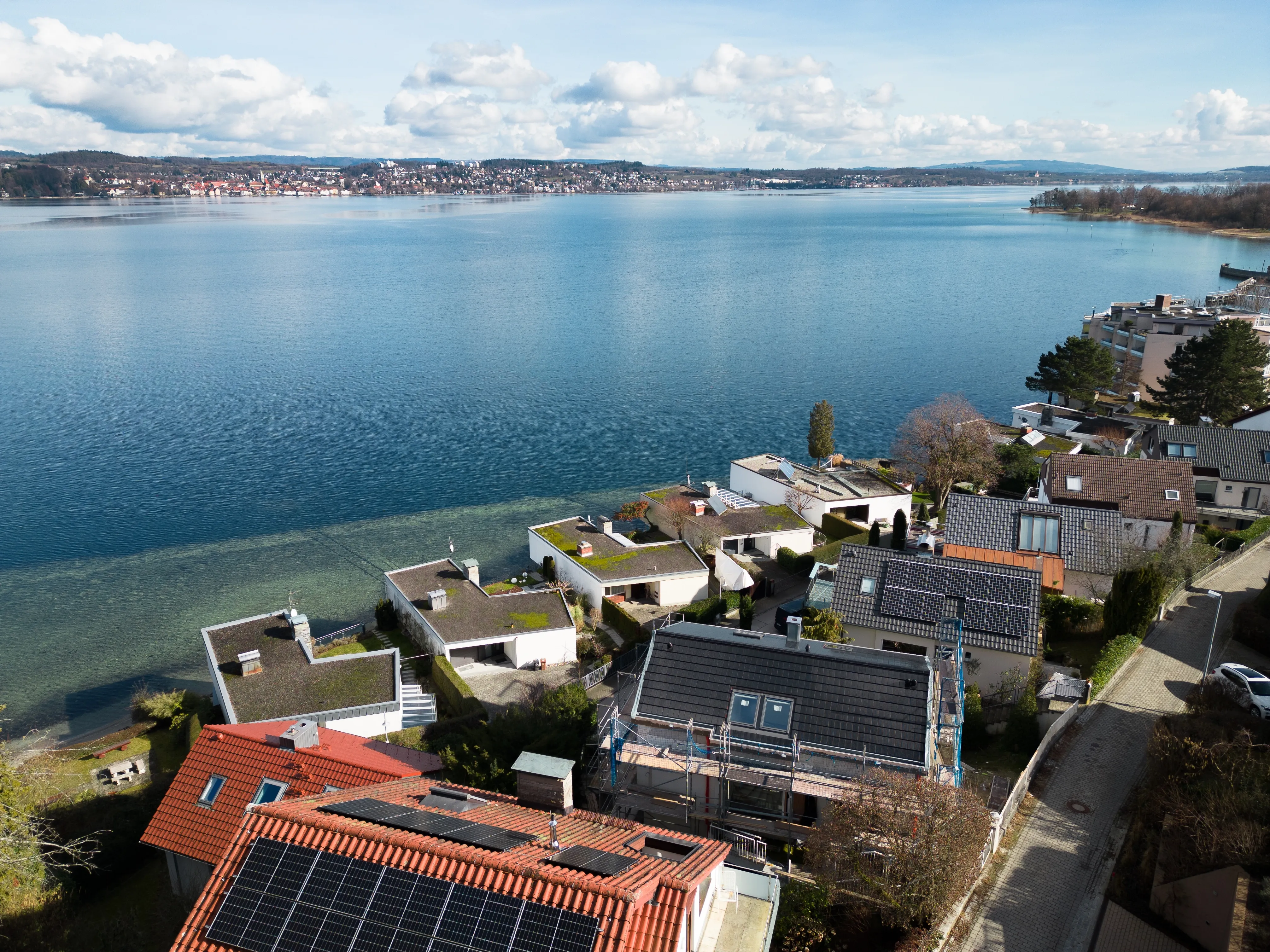 Dach mit Solardachziegel aus Vogelperspektive