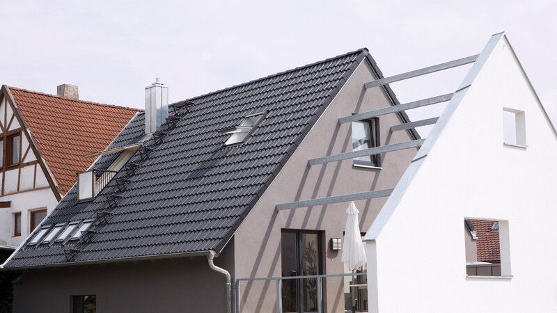 Aufnahme eines Dachs mit Betondachziegeln