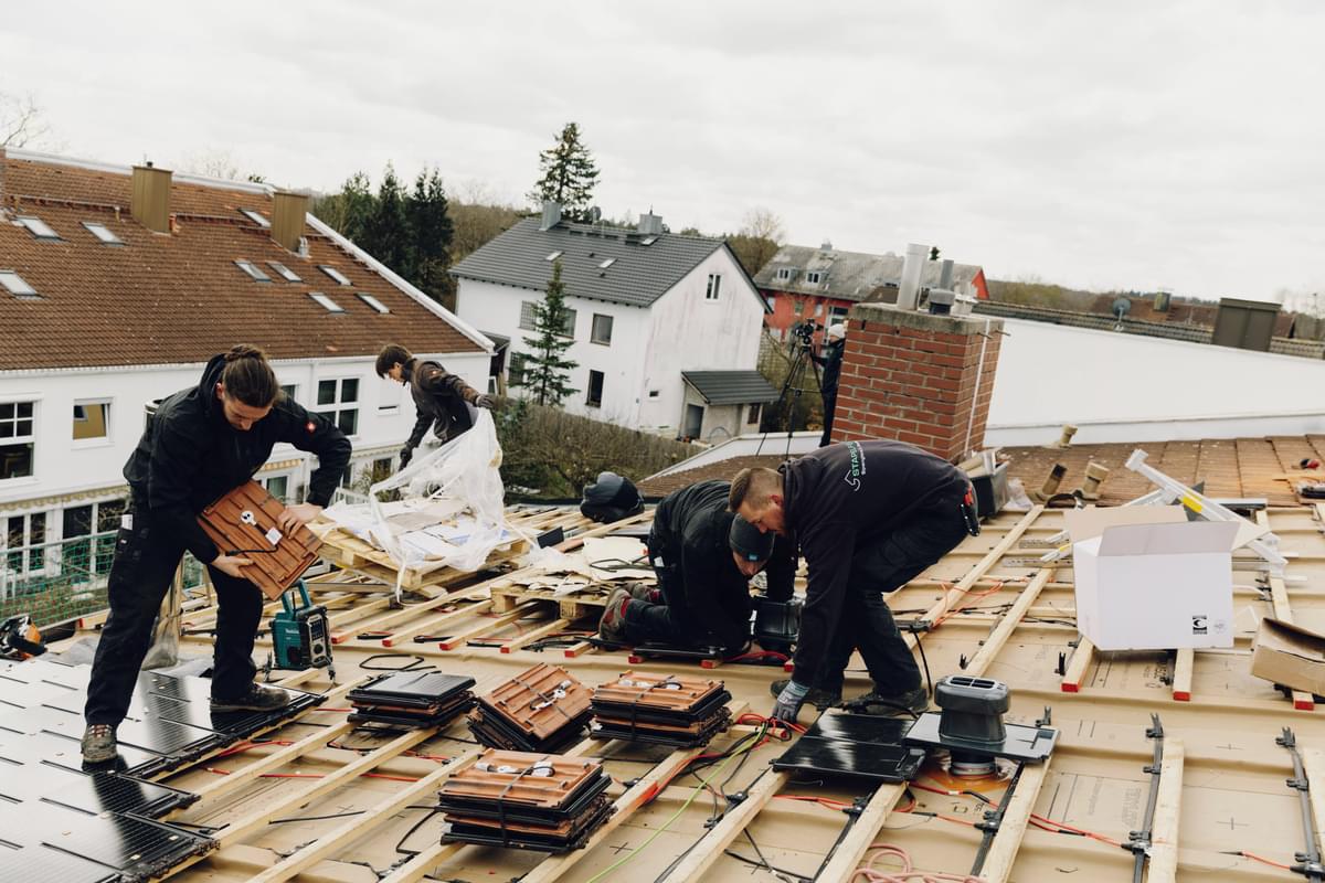 Foto von Dachdeckern die ein Dach sanieren