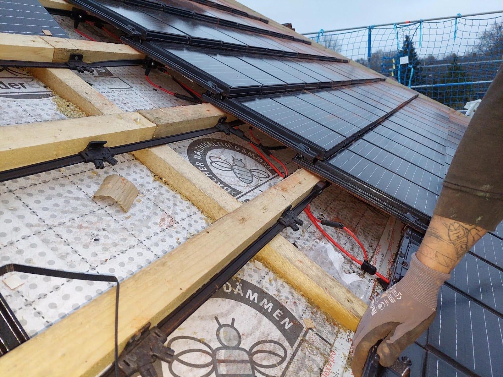 Solardachziegel werden auf Dach durch Dachdecker angebracht