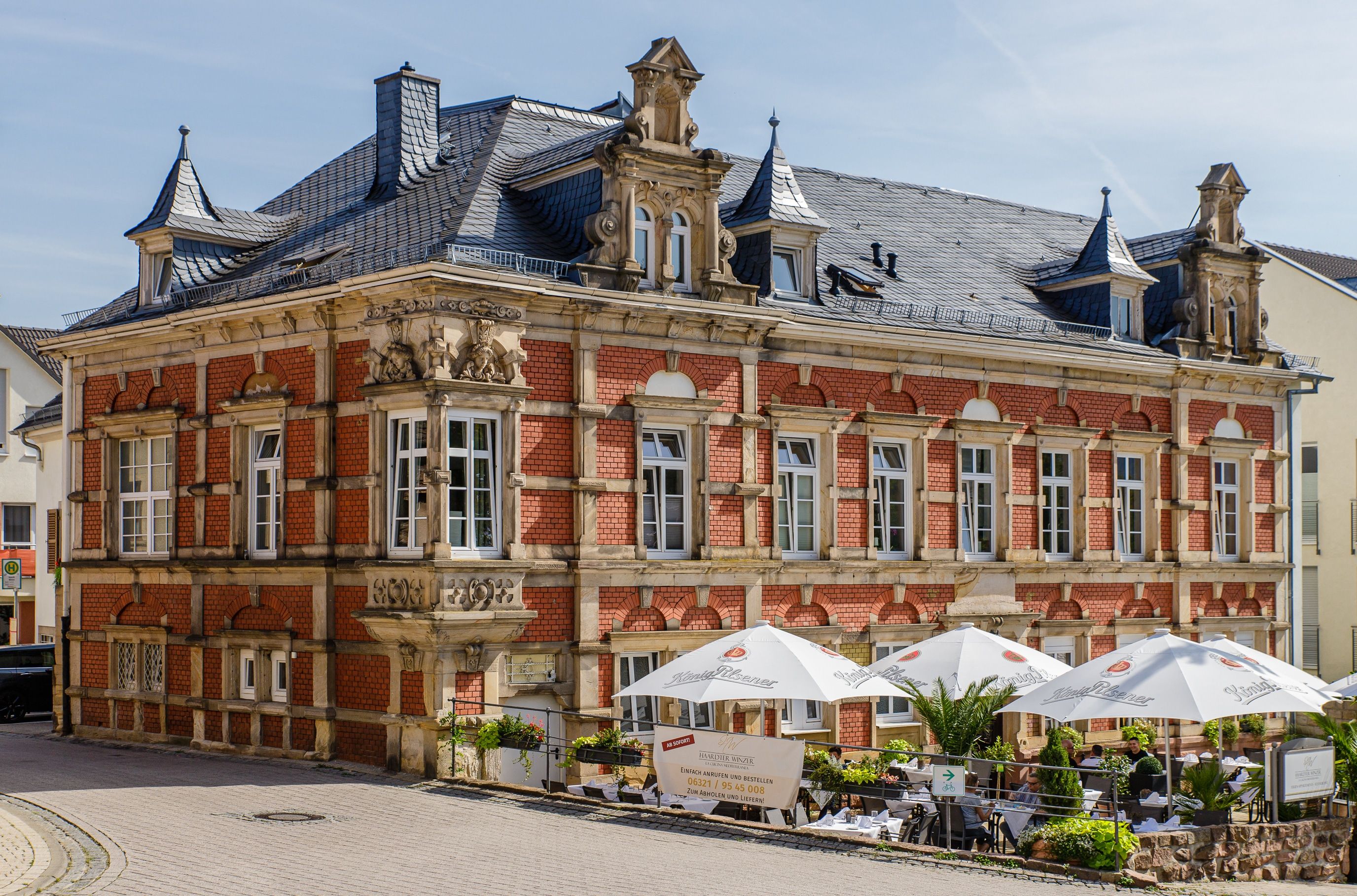 Neurenaissancebau mit Walmdach schmückt den Stadtteil Hardt