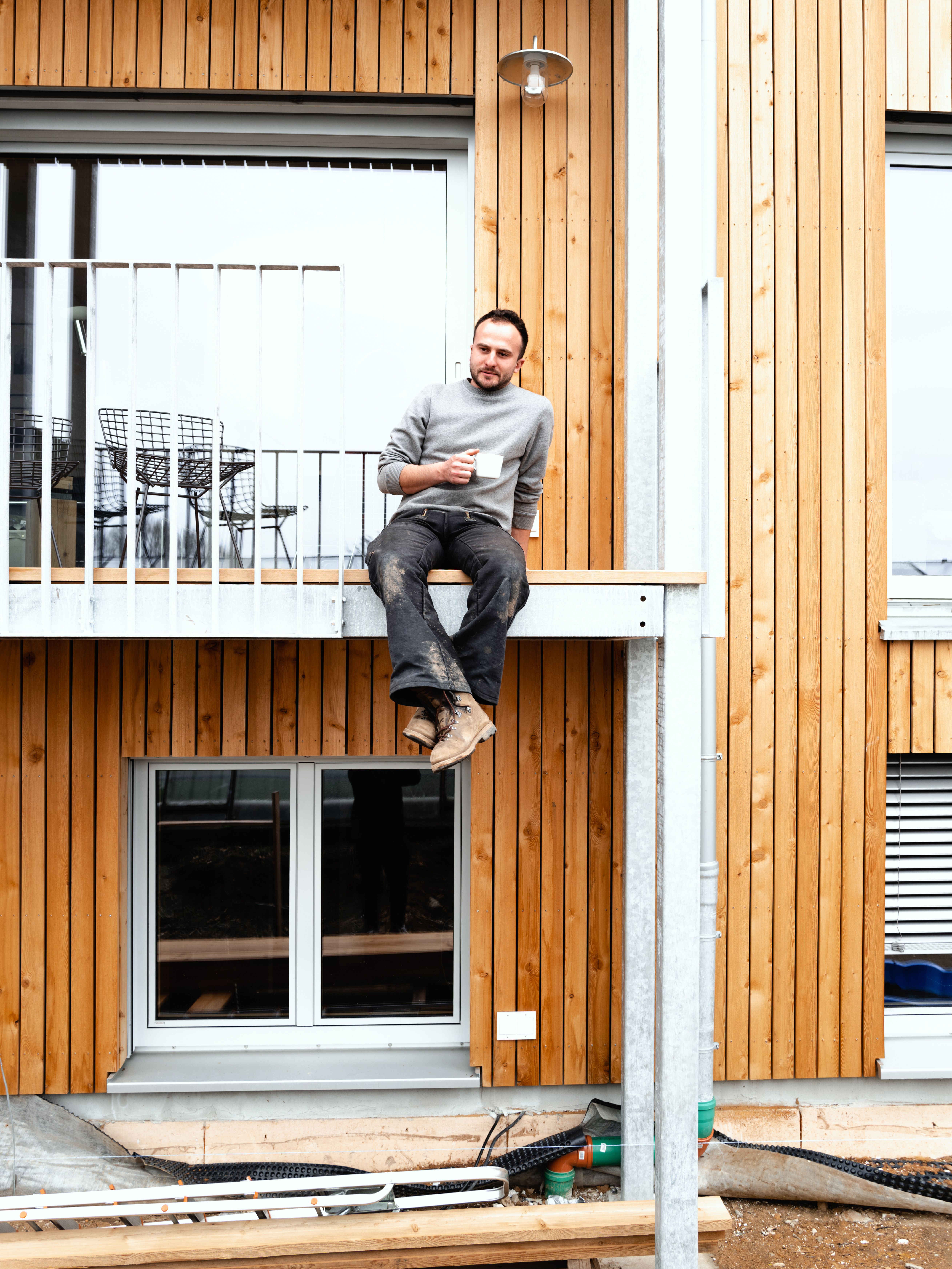 Mann auf einem Balkon