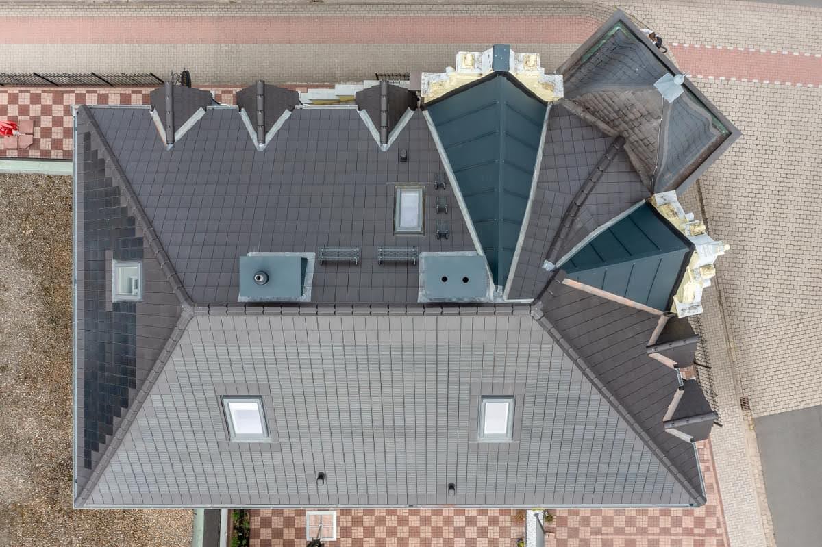Villa Schneverdingen aus der Vogelperspektive mit Blick auf Solardachziegel