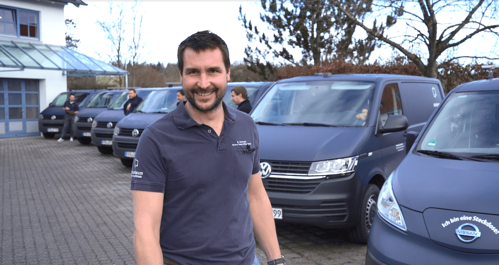 Markus Stumbaum steht vor Autos im Fuhrparks seiner Firma