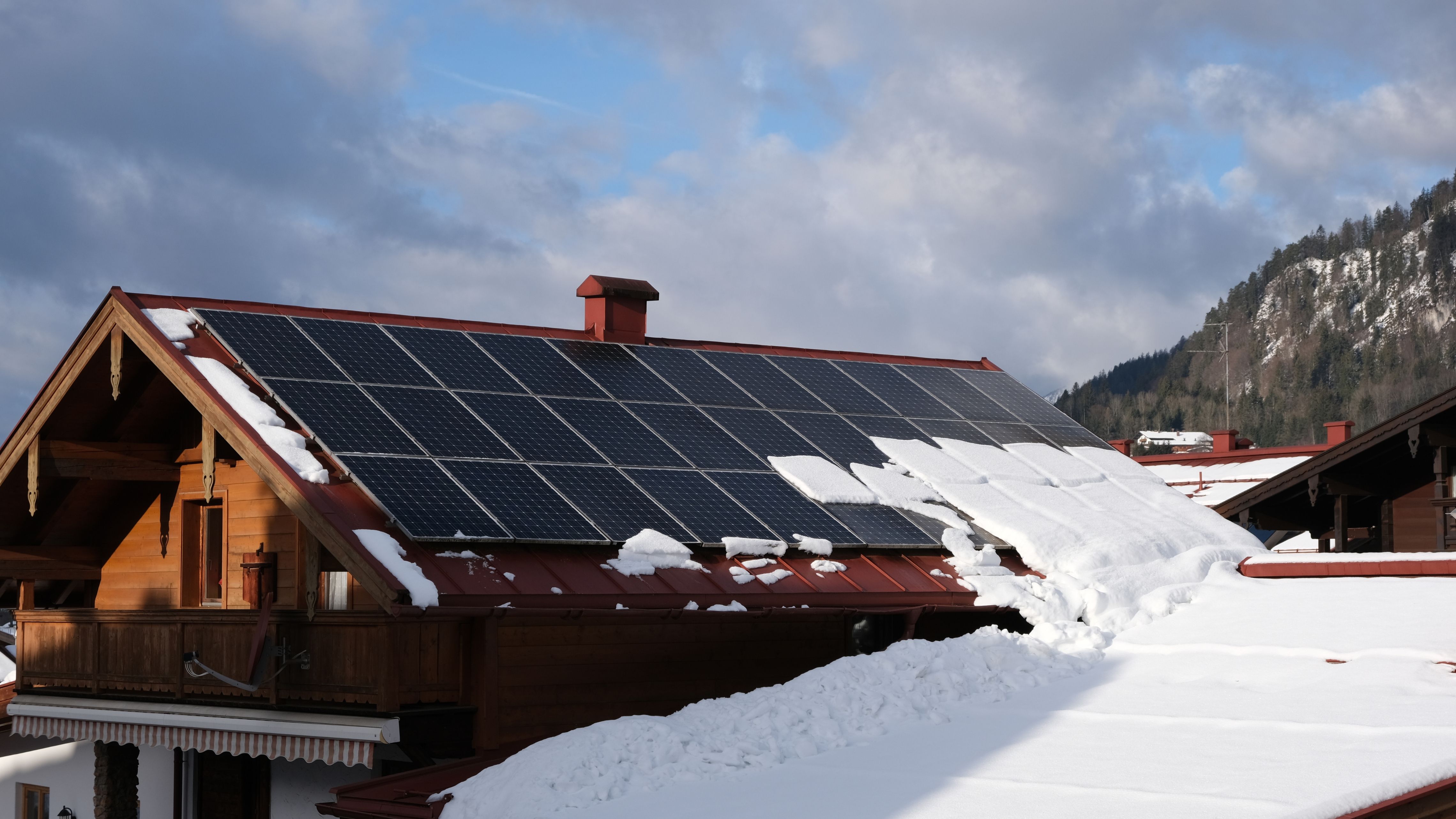 teilbedeckte Solarmodule mit Schnee