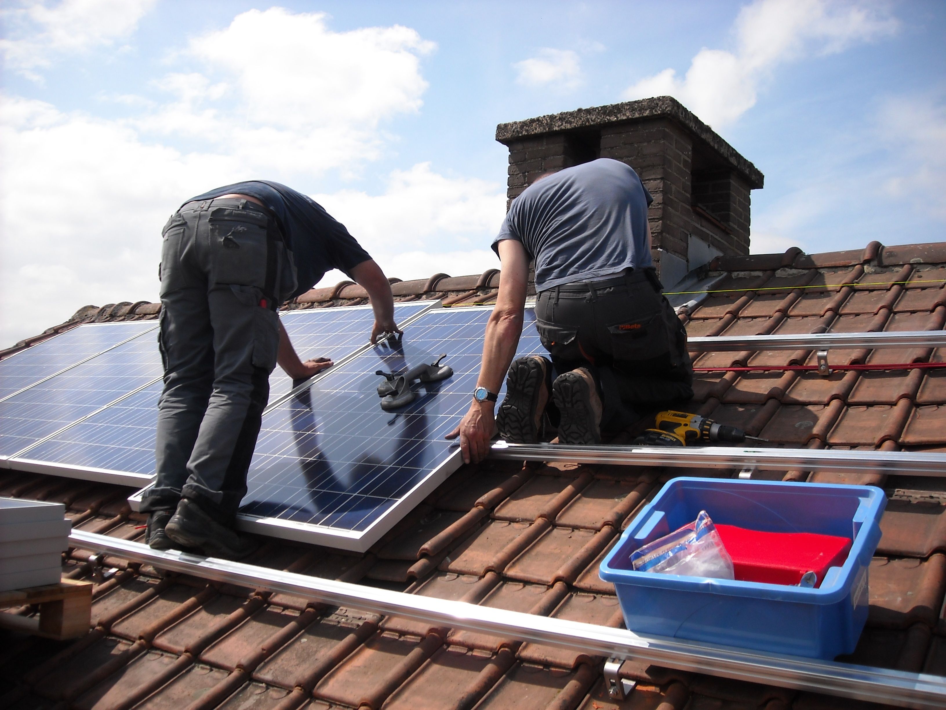 Handwerker befestigen Solarmodule