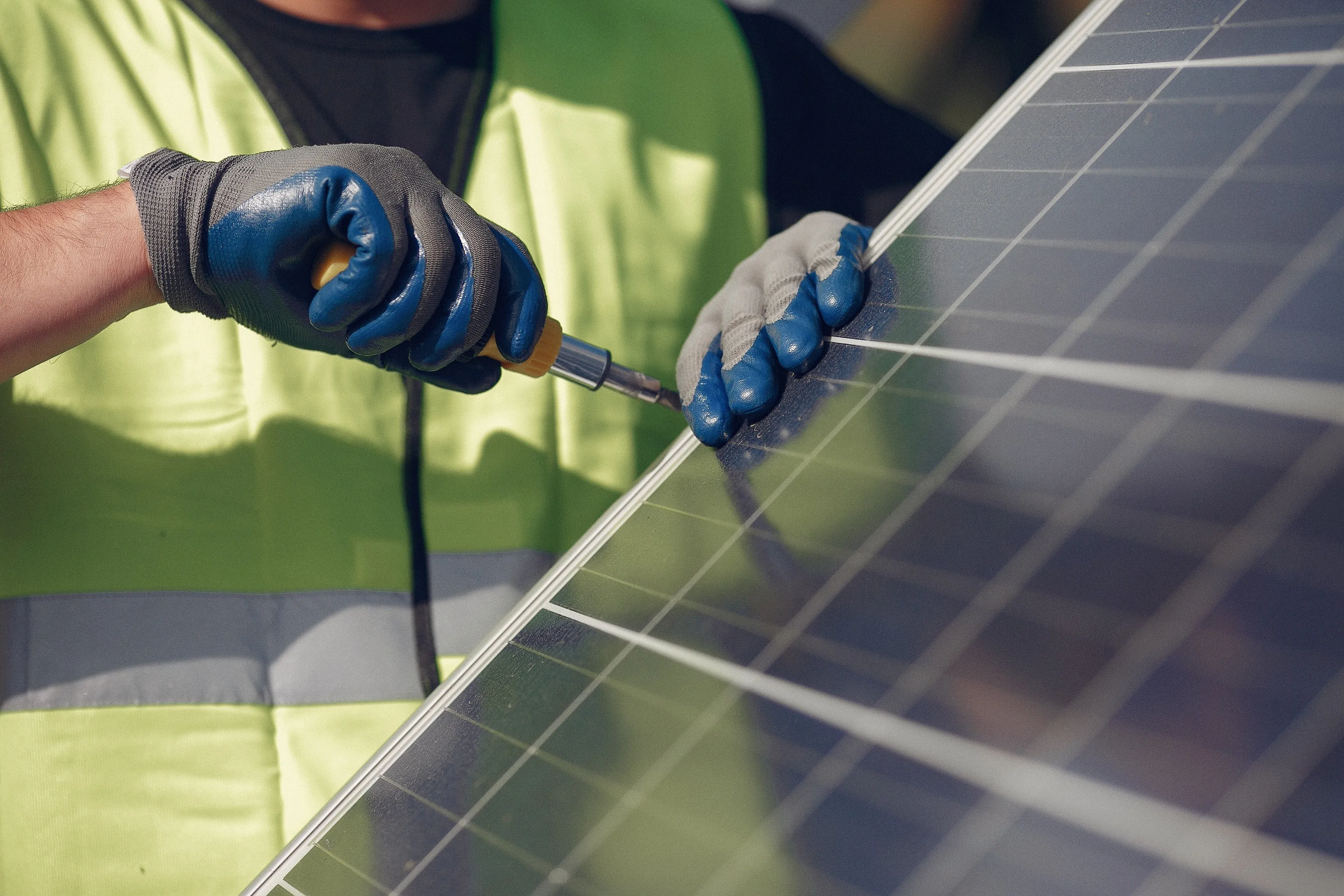 Handwerker an einer PV-Anlage